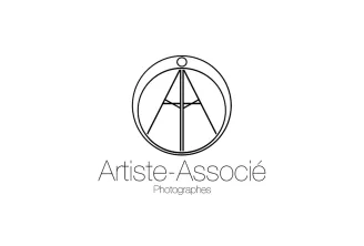 Artiste-Associé Photographes logo featuring a geometric circle design with a vertical axis and triangular elements, representing a photography collective in Bordeaux